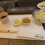 とんかつ マンジェ - 定食セット　¥570     サラダ、ごはん、漬物