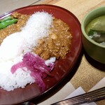 サナギ  - キーマカレー。ご飯少なめ