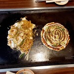 お好み焼 味園 - お店の方が焼いてくれます