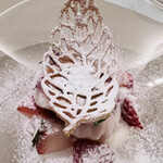 Maison DIA Mizuguchi - イチゴ・ココナッツブランマンジェ・カシスアイス　アップ