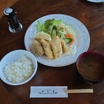 ハロッズ - ●牡蠣フライランチ　1,400円
      三重県鳥羽産の
      大きな牡蠣フライが3個と
      普通な大きさの牡蠣フライが3個載ってた。
      
      見た目は低温の油で揚げられてる感じ。
      牡蠣に過剰な火を入れないためだろう。