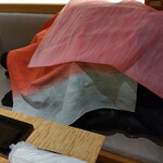 対馬のどぐろとイカ活き造り 博多 魚蔵 - 荷物を隠す心遣い