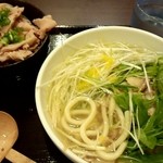 クロワ - 肉かすおうどん（８００円）と豚バラご飯（３００円）