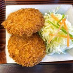 もつ煮屋 日の出食堂 - 大きなサクサクのメンチが２個