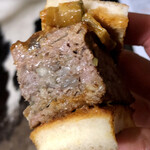 神戸牛炉釜炭焼ステーキ銀座一宮 - ハンバーグ（断面