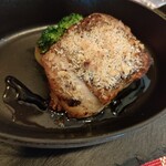 Bistro de trois - 鳥取県産大山鶏のもも肉、ディジョン産粒マスタードのパン粉焼き。皮目パリッとお肉はジューシー♬