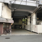 いこい - 阪急中津駅に、続く道　※何度見ても、防空壕に見えてしまう