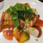 キッチン ブルー グローブ - 赤魚のフリットと蒸し野菜のアップ