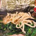 ラーメン 洞くつ家 - ちょいプリ食感な縮れ麺です