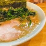 ラーメン 洞くつ家 - 厚めに脂が張ってます