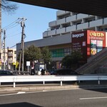 桜上水 船越 - 自分は激セマな道を入ったコインPに停めましたがあまりにも運転技術を必要とするので、向かいの「いなげや」さんのTimesを利用されるのが良いと思います。