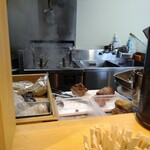 桜上水 船越 - 2つのテボとチャーシュー、麺が見えます。