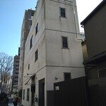 桜上水 船越 - こんな細いビルです。上には人が居住してます。