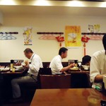 味園酒家 - 昼12時半ごろの店内。