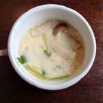 Okazu Satomi - 茶碗蒸し
                      素はあるけれど美味しい味わい。
                      三葉、鶏肉、しめじの他に栗の蒸した品も入ってた❕
                      これが案外合ってて面白い味わい。
