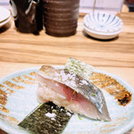 焼き鳥とワイン 3B - 炙り白ワイン〆鯖　385円
      市場から直送された鯖を白ワインとビネガーで