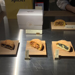 Spicier スパイスチャイとインドカレーパン - 