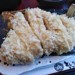 Tonkatsu Kanejuu - 人気第１位の超熟尾瀬ドリームポークロースかつ定食1950円(税込)
                お品書きには｢当店でしか取扱いのない利根沼田産の熟成肉、ジューシーで柔らかい厚切り肉、旨味は格別です｣と書かれておりました。