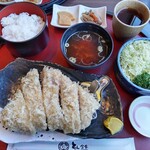 Tonkatsu Kanejuu - 人気第１位の超熟尾瀬ドリームポークロースかつ定食1950円(税込)
                お品書きには｢当店でしか取扱いのない利根沼田産の熟成肉、ジューシーで柔らかい厚切り肉、旨味は格別です｣と書かれておりました。