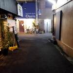 めいげつABCランチ - 左がABC。道路右側の勝手口はめいげつ母店。従業員が行き来していた。