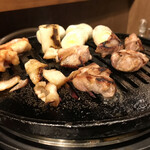 あかね家 - カウンター席の卓上ロースターでいただく焼肉