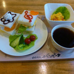 ドレミ♪カフェ・バンビーナ - モーニング（ケーキのようなサンドイッチとカボチャのサラダ）