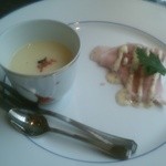 ストラスヴァリウス - 新玉ねぎのスープと自家製のハム