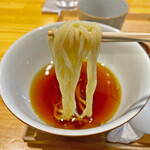 らぁ麺 飯田商店 - 白い麺は平打ちの中細麺