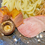 飯田商店 - 霧島高原純粋黒豚の炭火焼きチャーシューと「黒さつま鶏黒王の幽庵焼き」、「炭火焼きマッシュルーム」