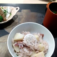 よし澤 - 食事（子持ちヤリイカと筍ご飯、止め椀（なめこ豆腐）、香物）