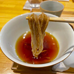 らぁ麺 飯田商店 - 黒い麺は粗挽きの粉を使った麺