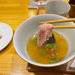 らぁ麺 飯田商店 - 超薄切りの肩ロース「しゃぶ肉」を「出し割り」で割ったスープでいただきます