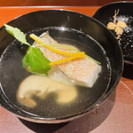 馳走 啐啄一十  - 【写真④】利尻昆布出汁のお椀、白甘鯛(愛媛県八幡浜)、くぬぎの原木椎茸(岡山県美作市)