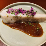 馳走 啐啄一十  - 【写真⑲】炭火焼き真名鰹(山口県大島郡)、野菜と醤油のタレ