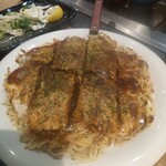 Hiroshima Okonomiyaki Okachan - ベーシックのお好み焼き♪　全部熱々だから、湯気で写真がぼやけてる^^;
