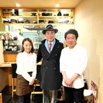 いざかや しん - 帰り際に撮った記念写真です。向かって左側から女将(姉)、私、大将(弟)になります(o^^o)