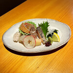 いざかや しん - 写真左上から時計回りの順に、カンパチ漬け、シャコ、寒鰆、平らぎ、鯛昆布締め、地穴子炙りになります(o^^o)