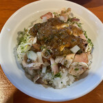 きく屋 - また趣きが変わった「肉ごはん」。薄切りチャーシューを刻み、おろしタマネギソースがかけられてます。焼肉屋のサイドメニューにありそうな一品。