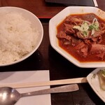 Nikomi Shokudou Marushiba - Cセット(牛スジ煮込みとご飯と漬物)