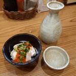 炭火串焼 らくだ - 突き出しと熱燗