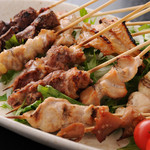 はがじぞう - 土佐ジロー串焼全部盛り：1500円　高知の特産物の一つである「土佐ジロー」。土佐の自然の旨いもん。噛んだら噛むだけ味がある。串焼きの他、卵焼き、もつ鍋、手羽 等々。「「土佐ジロー」を思う存分ご賞味ください。