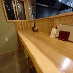 炭火串焼 らくだ - 店内カウンター