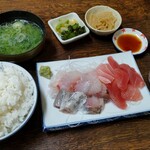 おてる - 本日の刺身盛合せ定食(800円)