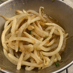 横浜おでん ちび太1号 - 肉みそもやし300円、肉はどこ?量もあり得ないくらいほんのちょっとしか入ってない、怒！