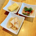 ダグズ・ダイナー&バー - 竹の子の煮物、出汁巻き卵、蓮根とピーマン梅和え