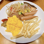 ダグズ・ダイナー&バー - メイン（スクランブルエッグ、ポテトフライ、ソーセージ、ゴーヤチャンプル）