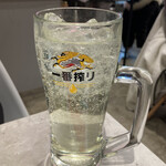 Yokohama Oden Chibita Ichigou - パクチーレモン、ジョッキはかなりデカい、各450円、3本セットだと1250円、この飲み方々結局一番安い