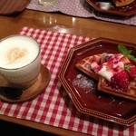 mori cafe - 木苺のワッフルとほうじ茶ラテ