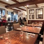 キッチャーノ - 店内のテーブル席の風景です