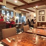キッチャーノ - 店内のテーブル席の風景です